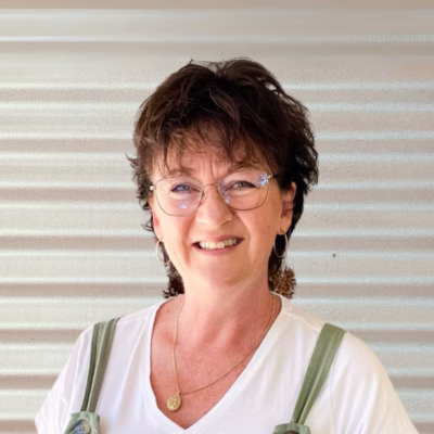Testimonial image of Tania, a business owner sharing her transformation story after working with Selena Woodward in Messaging Magic